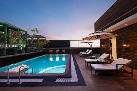 Balcony/Terrace, Swimming pool, sunbed