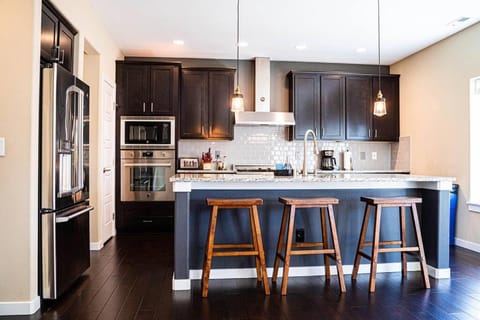 Kirkland Luxury Tranquil Retreat 7BR w Office House in Kirkland