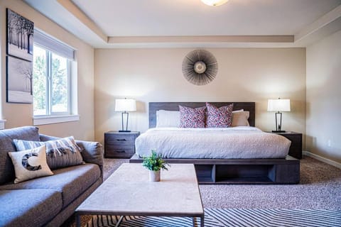 Kirkland Luxury Tranquil Retreat 7BR w Office House in Kirkland