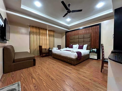 Bed, TV and multimedia, Seating area, Bedroom