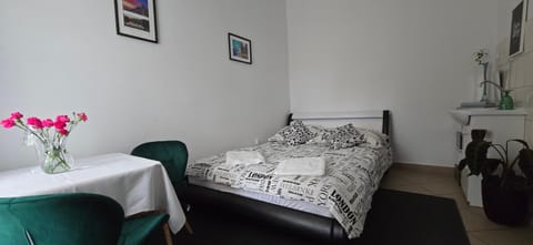 Bed, Seating area