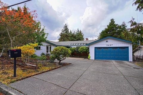 Zen & Spacious Mercer Island Home & Guest Suite House in Mercer Island