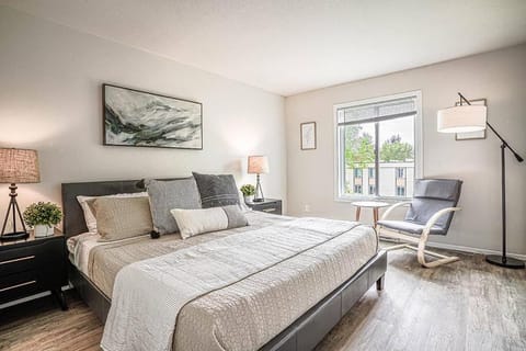 Modern Microsoft Redmond Campus Condo with Balcony House in Redmond