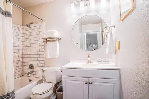 Modern Microsoft Redmond Campus Condo with Balcony House in Redmond