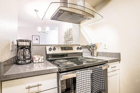 Modern Microsoft Redmond Campus Condo with Balcony House in Redmond