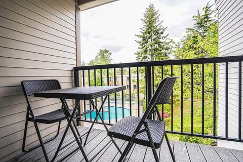 Modern Microsoft Redmond Campus Condo with Balcony House in Redmond