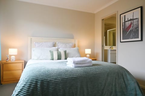 Walking distance to Rototuna Shopping Centre House in Hamilton