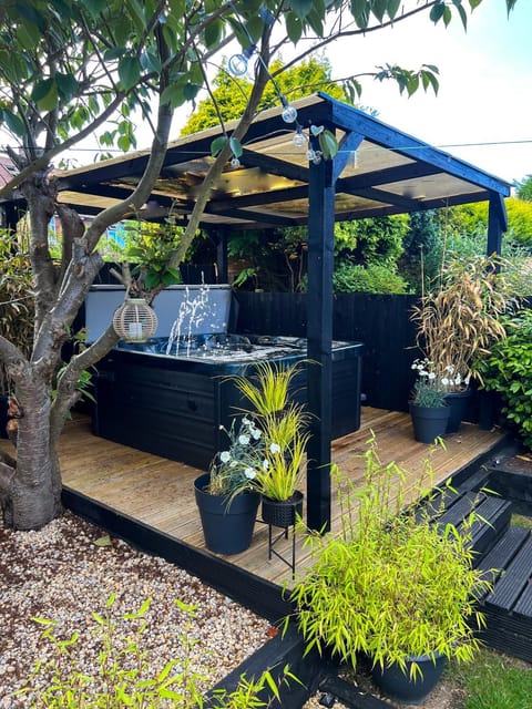 Property building, Hot Tub