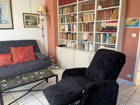 Library, Living room, Seating area