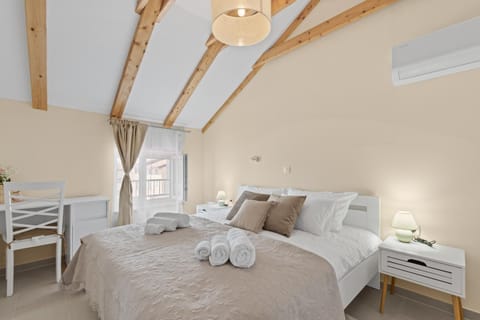 Bed, Bedroom, towels