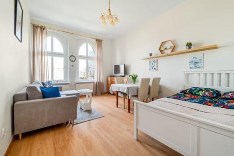 Bed, TV and multimedia, Living room, Photo of the whole room, Seating area, Bedroom