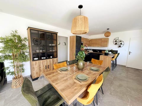 Dining area, kitchen