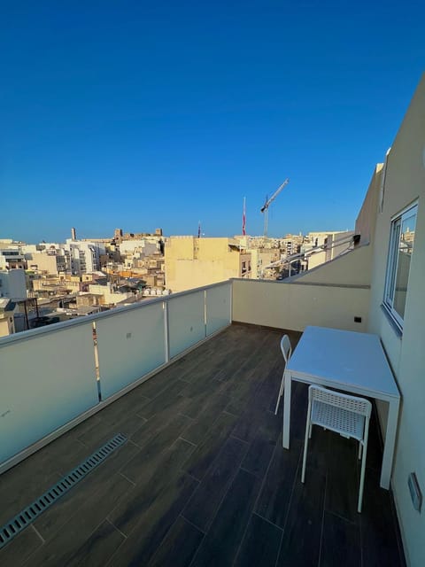 View (from property/room), Balcony/Terrace, City view