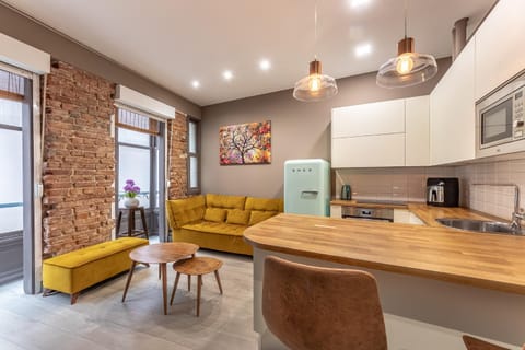 Kitchen or kitchenette, Living room, stove