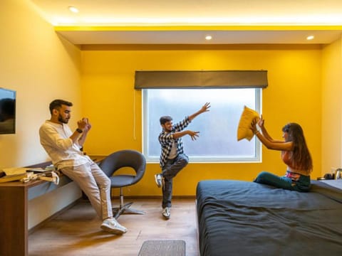 Bed, People, Photo of the whole room, Bedroom, group of guests