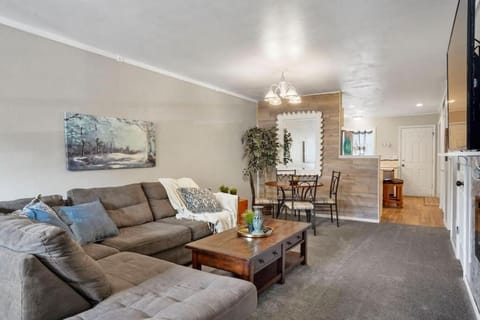 2 bed 2 and a half bath close to shopping restaurants and more House in Pueblo West