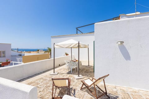 Property building, View (from property/room), Balcony/Terrace, Dining area, Sea view, sunbed