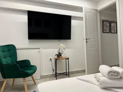 Bed, TV and multimedia, Photo of the whole room, Bedroom, towels