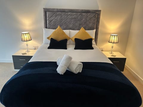 Bed, Photo of the whole room, Bedroom, towels