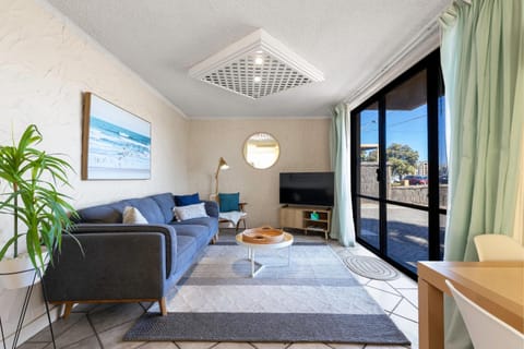 Bed, TV and multimedia, Living room, Seating area