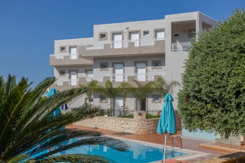 Property building, Day, Pool view, Swimming pool
