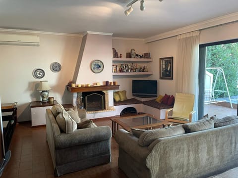 TV and multimedia, Living room, Seating area, Evening entertainment