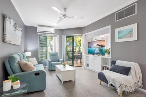 TV and multimedia, Balcony/Terrace, Living room, Seating area, fireplace, air conditioner