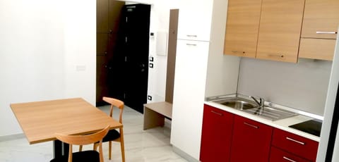 Kitchen or kitchenette, Dining area, minibar, stove