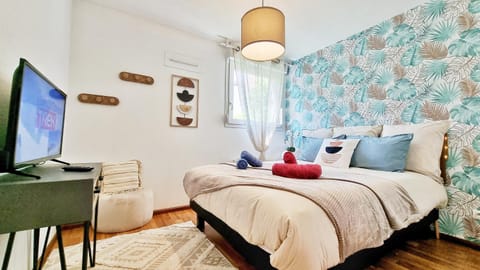 Photo of the whole room, Bedroom