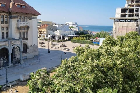 Property building, Nearby landmark, Day, Neighbourhood, Natural landscape, Bird's eye view, City view, Sea view, Street view, Location, Parking