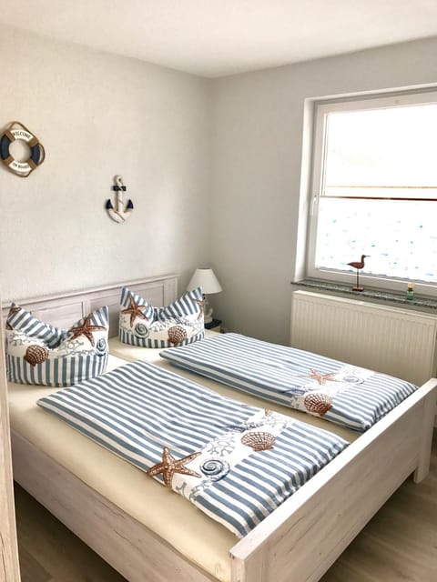 Bed, Photo of the whole room, Family