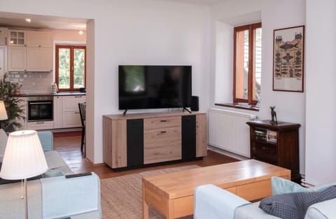 Communal lounge/ TV room, TV and multimedia, Living room, Seating area, Evening entertainment, oven