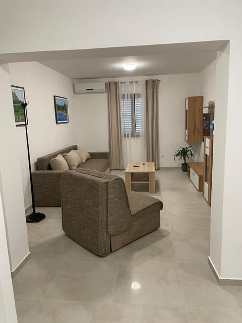 TV and multimedia, Living room, Seating area, air conditioner