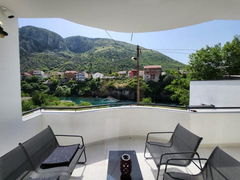 Patio, Natural landscape, Balcony/Terrace, Seating area, Mountain view
