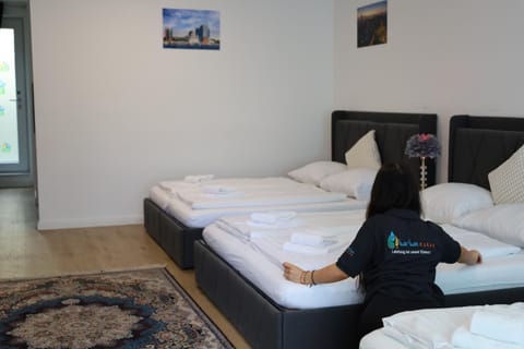 Bed, Living room, Photo of the whole room, towels