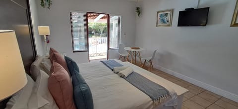 Bed, TV and multimedia, Photo of the whole room, Seating area