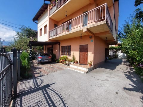 Property building, Day, Neighbourhood, Parking