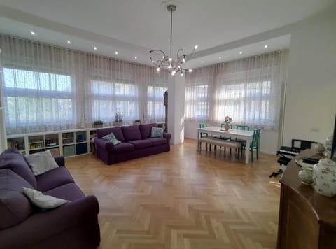 Living room, Seating area, Dining area, air conditioner