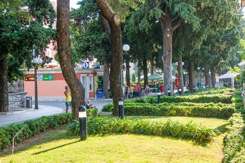 Restaurant/places to eat, Day, Neighbourhood, Natural landscape, Supermarket/grocery shop