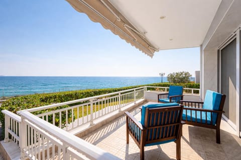 Property building, Natural landscape, Balcony/Terrace, Sea view, Location