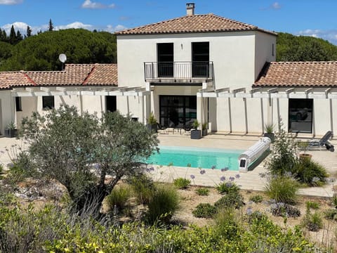 Property building, Garden, Garden view, Pool view, Swimming pool, sunbed