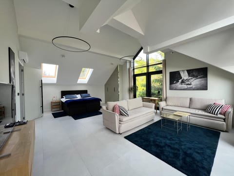 Bed, TV and multimedia, Living room, Photo of the whole room, Seating area, Bedroom, towels, towels