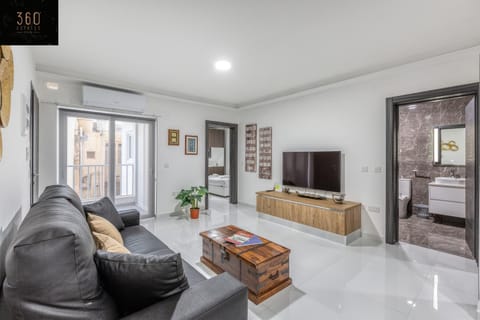 Communal lounge/ TV room, TV and multimedia, Living room, Seating area, Evening entertainment