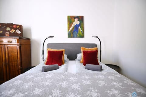 Bed, Photo of the whole room