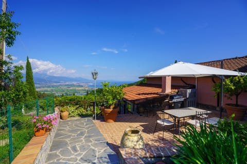 Property building, Facade/entrance, Garden, Dining area, Mountain view