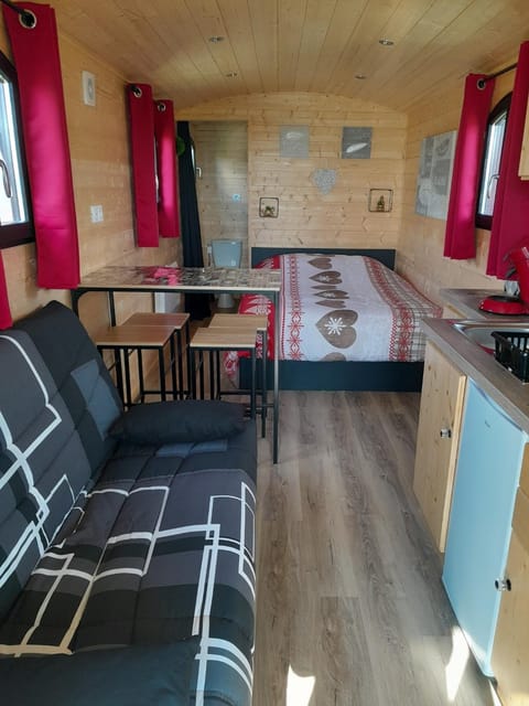 Bed, Kitchen or kitchenette, Living room, Photo of the whole room, Seating area, Dining area, Bedroom