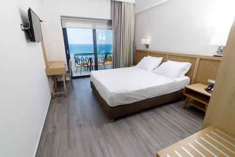 Photo of the whole room, Sea view