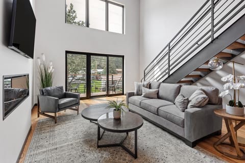McGregor & Main - Luxury Lofts Apartment in Hill City