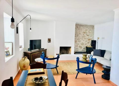 Communal lounge/ TV room, TV and multimedia, Living room, Seating area, Dining area, Evening entertainment