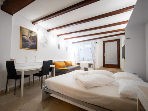 Bed, Living room, Dining area, Bedroom